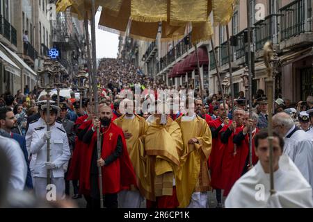 Lisbonne, Portugal. 08th juin 2023. Les autorités de l'Église sont vues à travers les rues pendant la procession de Corpus Christi, qui a traversé plusieurs zones de Lisbonne. Le jour de Corpus Christi est une fête religieuse nationale célébrée au Portugal 60 jours après Pâques. En ce jour, l'Église célèbre la solennité du corps et du sang le plus Saint de Jésus-Christ. En plus des célébrations dans chaque paroisse et dans d'autres communautés, la solennité a une célébration diocésaine dans la capitale portugaise. Crédit : SOPA Images Limited/Alamy Live News Banque D'Images