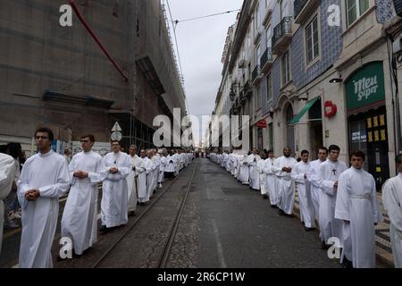 Lisbonne, Portugal. 08th juin 2023. Les autorités de l'Église sont vues à travers les rues pendant la procession de Corpus Christi, qui a traversé plusieurs zones de Lisbonne. Le jour de Corpus Christi est une fête religieuse nationale célébrée au Portugal 60 jours après Pâques. En ce jour, l'Église célèbre la solennité du corps et du sang le plus Saint de Jésus-Christ. En plus des célébrations dans chaque paroisse et dans d'autres communautés, la solennité a une célébration diocésaine dans la capitale portugaise. Crédit : SOPA Images Limited/Alamy Live News Banque D'Images