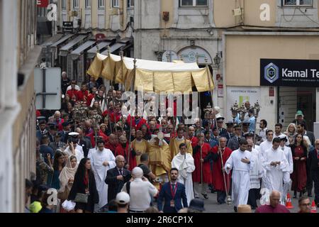 Lisbonne, Portugal. 08th juin 2023. Les autorités de l'Église sont vues à travers les rues pendant la procession de Corpus Christi, qui a traversé plusieurs zones de Lisbonne. Le jour de Corpus Christi est une fête religieuse nationale célébrée au Portugal 60 jours après Pâques. En ce jour, l'Église célèbre la solennité du corps et du sang le plus Saint de Jésus-Christ. En plus des célébrations dans chaque paroisse et dans d'autres communautés, la solennité a une célébration diocésaine dans la capitale portugaise. Crédit : SOPA Images Limited/Alamy Live News Banque D'Images