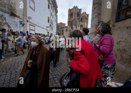 Lisbonne, Portugal. 08th juin 2023. Les dévots catholiques portant des vêtements religieux sont vus marcher pendant le corpus Christi procession, qui a traversé plusieurs rues de Lisbonne. Le jour de Corpus Christi est une fête religieuse nationale célébrée au Portugal 60 jours après Pâques. En ce jour, l'Église célèbre la solennité du corps et du sang le plus Saint de Jésus-Christ. En plus des célébrations dans chaque paroisse et dans d'autres communautés, la solennité a une célébration diocésaine dans la capitale portugaise. Crédit : SOPA Images Limited/Alamy Live News Banque D'Images