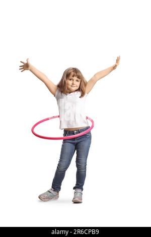 Portrait complet d'une petite fille tournant un hula et souriant isolé sur fond blanc Banque D'Images