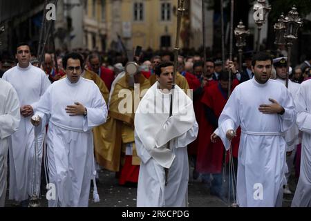 Lisbonne, Portugal. 08th juin 2023. Les autorités de l'Église sont vues à travers les rues pendant la procession de Corpus Christi, qui a traversé plusieurs zones de Lisbonne. Le jour de Corpus Christi est une fête religieuse nationale célébrée au Portugal 60 jours après Pâques. En ce jour, l'Église célèbre la solennité du corps et du sang le plus Saint de Jésus-Christ. En plus des célébrations dans chaque paroisse et dans d'autres communautés, la solennité a une célébration diocésaine dans la capitale portugaise. (Photo de Jorge Castellanos/SOPA Images/Sipa USA) crédit: SIPA USA/Alay Live News Banque D'Images