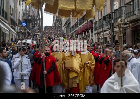 Lisbonne, Portugal. 08th juin 2023. Les autorités de l'Église sont vues à travers les rues pendant la procession de Corpus Christi, qui a traversé plusieurs zones de Lisbonne. Le jour de Corpus Christi est une fête religieuse nationale célébrée au Portugal 60 jours après Pâques. En ce jour, l'Église célèbre la solennité du corps et du sang le plus Saint de Jésus-Christ. En plus des célébrations dans chaque paroisse et dans d'autres communautés, la solennité a une célébration diocésaine dans la capitale portugaise. (Photo de Jorge Castellanos/SOPA Images/Sipa USA) crédit: SIPA USA/Alay Live News Banque D'Images