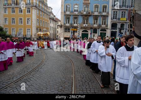 Lisbonne, Portugal. 08th juin 2023. Les autorités de l'Église sont vues à travers les rues pendant la procession de Corpus Christi, qui a traversé plusieurs zones de Lisbonne. Le jour de Corpus Christi est une fête religieuse nationale célébrée au Portugal 60 jours après Pâques. En ce jour, l'Église célèbre la solennité du corps et du sang le plus Saint de Jésus-Christ. En plus des célébrations dans chaque paroisse et dans d'autres communautés, la solennité a une célébration diocésaine dans la capitale portugaise. (Photo de Jorge Castellanos/SOPA Images/Sipa USA) crédit: SIPA USA/Alay Live News Banque D'Images