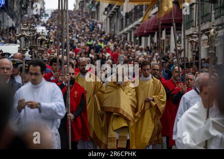 Lisbonne, Portugal. 08th juin 2023. Les autorités de l'Église sont vues à travers les rues pendant la procession de Corpus Christi, qui a traversé plusieurs zones de Lisbonne. Le jour de Corpus Christi est une fête religieuse nationale célébrée au Portugal 60 jours après Pâques. En ce jour, l'Église célèbre la solennité du corps et du sang le plus Saint de Jésus-Christ. En plus des célébrations dans chaque paroisse et dans d'autres communautés, la solennité a une célébration diocésaine dans la capitale portugaise. (Photo de Jorge Castellanos/SOPA Images/Sipa USA) crédit: SIPA USA/Alay Live News Banque D'Images