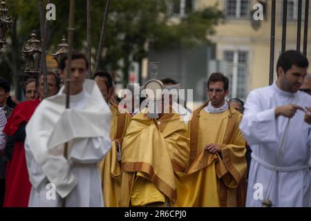 Lisbonne, Portugal. 08th juin 2023. Les autorités de l'Église sont vues à travers les rues pendant la procession de Corpus Christi, qui a traversé plusieurs zones de Lisbonne. Le jour de Corpus Christi est une fête religieuse nationale célébrée au Portugal 60 jours après Pâques. En ce jour, l'Église célèbre la solennité du corps et du sang le plus Saint de Jésus-Christ. En plus des célébrations dans chaque paroisse et dans d'autres communautés, la solennité a une célébration diocésaine dans la capitale portugaise. (Photo de Jorge Castellanos/SOPA Images/Sipa USA) crédit: SIPA USA/Alay Live News Banque D'Images