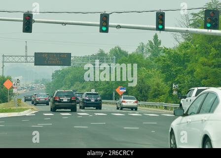 Fairfax, Virginie, États-Unis - 8 juin 2023 : une brume fumée enveloppe la zone de Fairfax alors que les navetteurs approchent d'une entrée à l'Interstate 66 dans cette banlieue de Washington, D.C.,. Toute la région métropolitaine de Washington, DC, demeure sous le code Purple Air Quality Alert à la suite des incendies de forêt qui brûlent au Canada. (Image de crédit : ©John M. Chase / Alamy Live News) Banque D'Images