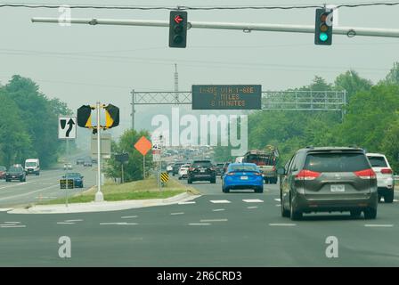 Fairfax, Virginie, États-Unis - 8 juin 2023 : une brume fumée enveloppe la zone de Fairfax alors que les navetteurs approchent d'une entrée à l'Interstate 66 dans cette banlieue de Washington, D.C.,. Toute la région métropolitaine de Washington, DC, demeure sous le code Purple Air Quality Alert à la suite des incendies de forêt qui brûlent au Canada. (Image de crédit : ©John M. Chase / Alamy Live News) Banque D'Images