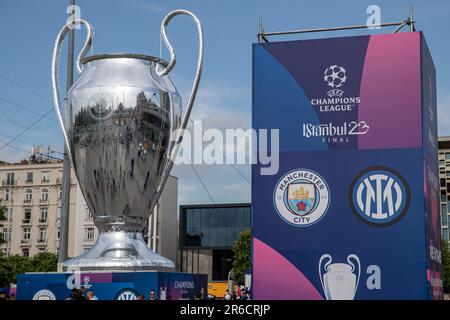 Istanbul, Turquie. 08th juin 2023. Le trophée géant de la Ligue des champions de l'UEFA 2023 est représenté. La ville de Manchester et l'Inter se affronteront lors du match final qui déterminera le champion de la saison des champions de l'UEFA samedi, 10 juin 2023, au stade olympique Ataturk. Dans le cadre du festival, un trophée géant de la Ligue des Champions et un modèle de ballon de football ont été vus à Taksim. Il a été rencontré avec un intérêt intense de touristes nationaux et étrangers. Crédit : SOPA Images Limited/Alamy Live News Banque D'Images