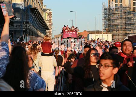 Londres, Royaume-Uni. 08 juin 2023. West Ham United Trophy Parade après avoir remporté la Europa Conference League. Les joueurs et les fans de West Ham célèbrent leur victoire de la Ligue des conférences Europa avec un défilé de bus à toit ouvert dans l'est de Londres jeudi soir. Credit: Waldemar Sikora/Alay Live News Banque D'Images