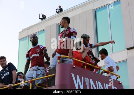 Londres, Royaume-Uni. 08 juin 2023. West Ham United Trophy Parade après avoir remporté la Europa Conference League. Les joueurs et les fans de West Ham célèbrent leur victoire de la Ligue des conférences Europa avec un défilé de bus à toit ouvert dans l'est de Londres jeudi soir. Credit: Waldemar Sikora/Alay Live News Banque D'Images