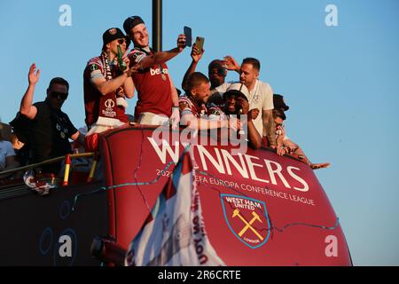 Londres, Royaume-Uni. 08 juin 2023. West Ham United Trophy Parade après avoir remporté la Europa Conference League. Les joueurs et les fans de West Ham célèbrent leur victoire de la Ligue des conférences Europa avec un défilé de bus à toit ouvert dans l'est de Londres jeudi soir. Credit: Waldemar Sikora/Alay Live News Banque D'Images