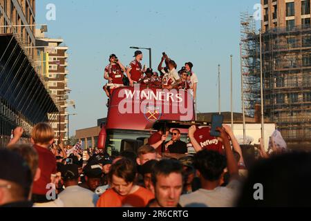 Londres, Royaume-Uni. 08 juin 2023. West Ham United Trophy Parade après avoir remporté la Europa Conference League. Les joueurs et les fans de West Ham célèbrent leur victoire de la Ligue des conférences Europa avec un défilé de bus à toit ouvert dans l'est de Londres jeudi soir. Credit: Waldemar Sikora/Alay Live News Banque D'Images