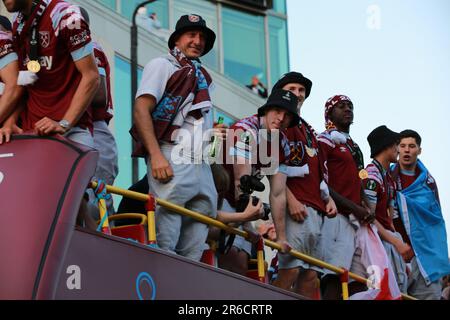 Londres, Royaume-Uni. 08 juin 2023. West Ham United Trophy Parade après avoir remporté la Europa Conference League. Les joueurs et les fans de West Ham célèbrent leur victoire de la Ligue des conférences Europa avec un défilé de bus à toit ouvert dans l'est de Londres jeudi soir. Credit: Waldemar Sikora/Alay Live News Banque D'Images