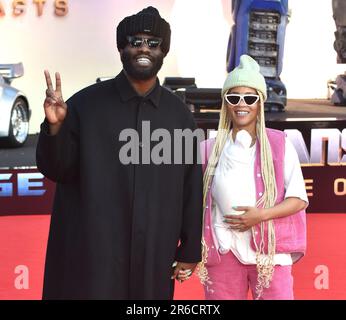 Tobe Nwigwe et Martica 'Fat' Nwigwe assistent à la première européenne 'Transformers: Rise of the Beastss' à Cineworld Leicester Square à Londres. Banque D'Images