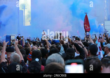 Londres, Royaume-Uni. 08 juin 2023. West Ham United Trophy Parade après avoir remporté la Europa Conference League. Les joueurs et les fans de West Ham célèbrent leur victoire de la Ligue des conférences Europa avec un défilé de bus à toit ouvert dans l'est de Londres jeudi soir. Credit: Waldemar Sikora/Alay Live News Banque D'Images