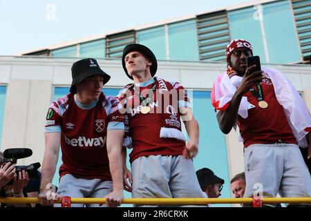 Londres, Royaume-Uni. 08 juin 2023. West Ham United Trophy Parade après avoir remporté la Europa Conference League. Les joueurs et les fans de West Ham célèbrent leur victoire de la Ligue des conférences Europa avec un défilé de bus à toit ouvert dans l'est de Londres jeudi soir. Credit: Waldemar Sikora/Alay Live News Banque D'Images