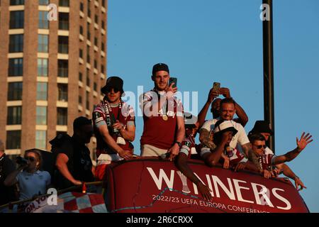 Londres, Royaume-Uni. 08 juin 2023. West Ham United Trophy Parade après avoir remporté la Europa Conference League. Les joueurs et les fans de West Ham célèbrent leur victoire de la Ligue des conférences Europa avec un défilé de bus à toit ouvert dans l'est de Londres jeudi soir. Credit: Waldemar Sikora/Alay Live News Banque D'Images