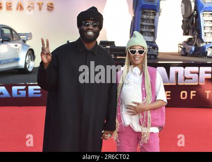 Tobe Nwigwe et Martica 'Fat' Nwigwe assistent à la première européenne 'Transformers: Rise of the Beastss' à Cineworld Leicester Square à Londres. Banque D'Images