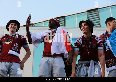 Londres, Royaume-Uni. 08 juin 2023. West Ham United Trophy Parade après avoir remporté la Europa Conference League. Les joueurs et les fans de West Ham célèbrent leur victoire de la Ligue des conférences Europa avec un défilé de bus à toit ouvert dans l'est de Londres jeudi soir. Credit: Waldemar Sikora/Alay Live News Banque D'Images