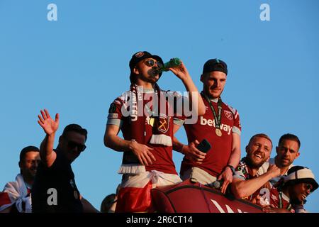 Londres, Royaume-Uni. 08 juin 2023. West Ham United Trophy Parade après avoir remporté la Europa Conference League. Les joueurs et les fans de West Ham célèbrent leur victoire de la Ligue des conférences Europa avec un défilé de bus à toit ouvert dans l'est de Londres jeudi soir. Credit: Waldemar Sikora/Alay Live News Banque D'Images