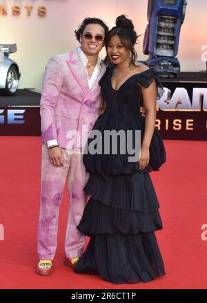 Anthony Ramos et Dominique Fishback assistent à la première européenne « Transformers: Rise of the Beasts » à Cineworld Leicester Square à Londres. Banque D'Images