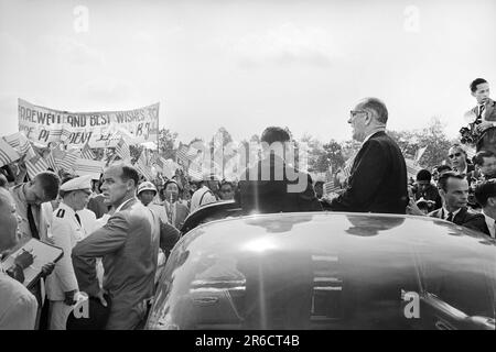 ÉTATS-UNIS Le vice-président Lyndon B. Johnson, debout dans une voiture, comme l'agent du service secret se tient à côté, en disant au revoir à la foule à l'aéroport, avant de quitter Saigon, Vietnam du Sud, Thomas J. O'Halloran, États-Unis Collection de photographies du magazine News & World Report, 13 mai 1961 Banque D'Images