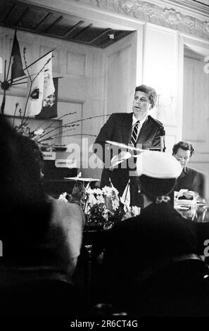 ÉTATS-UNIS Le sénateur John F. Kennedy s'exprimant au déjeuner du Women's National Democratic Club, Washington, D.C., États-Unis, Marion S. Trikosko, ÉTATS-UNIS Collection de photographies du magazine News & World Report, 13 mars 1958 Banque D'Images