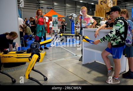 Prague, République tchèque. 8th juin 2023. Un robot remet un carnet à un garçon du salon des sciences de Prague, en République tchèque, sur 8 juin 2023. Cette année, le salon des sciences, organisé chaque année par l'Académie des sciences de la République tchèque, se tient de 8 juin à 10 juin. Crédit: Dana Kesnerova/Xinhua/Alamy Live News Banque D'Images