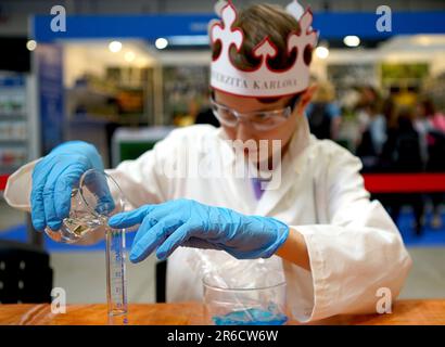 Prague, République tchèque. 8th juin 2023. Un garçon verse du liquide pour préparer du citron vert au salon des sciences de Prague, en République tchèque, sur 8 juin 2023. Cette année, le salon des sciences, organisé chaque année par l'Académie des sciences de la République tchèque, se tient de 8 juin à 10 juin. Crédit: Dana Kesnerova/Xinhua/Alamy Live News Banque D'Images