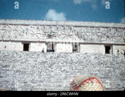 1950s photo de voyage vintage, 8 mm Minox film scan, Uxmal Mayan Ruins, la fresque du palais du gouverneur, Yucatán, Mexique. Banque D'Images