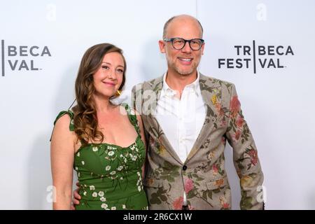 New York, États-Unis. 8th juin 2023. Les co-réalisateurs Josh et Rebecca Tickell se posent en arrivant à la première mondiale de leur documentaire 'Common Ground' au Tribeca film Festival. Credit: Enrique Shore/Alay Live News Banque D'Images