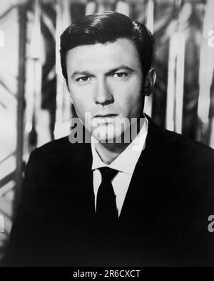 Lawrence Harvey, tête et épaules Portrait de la publicité pour le film britannique, « The Spy with A Cold Nose », Paramount British Pictures, AVCO Embassy Pictures, 1966 Banque D'Images