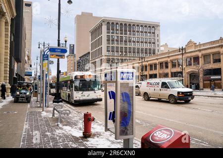 Winnipeg, Manitoba, Canada - 11 17 2014 : vue d'hiver de l'arrêt d'autobus de fort sur l'avenue Portage avec cabine téléphonique publique et autobus de Winnipeg Transit Banque D'Images