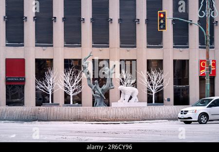 Winnipeg, Manitoba, Canada - 11 17 2014 : vue d'hiver du Portage et de la jonction principale avec la sculpture des enfants d'arbres par Leo mol entouré par l'hiver Banque D'Images