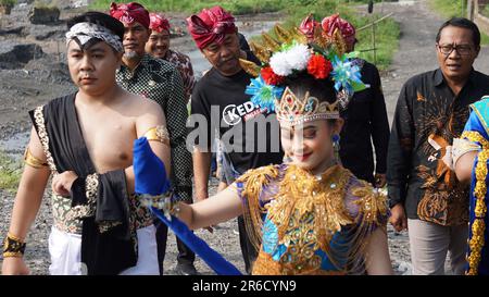 Cérémonie de harinji de NiTi sowan. NiTi Sowan Harinjing est une série de célébrations d'anniversaire de Kediri en prenant l'eau de 7 sources d'eau Banque D'Images