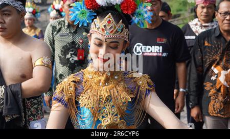 Cérémonie de harinji de NiTi sowan. NiTi Sowan Harinjing est une série de célébrations d'anniversaire de Kediri en prenant l'eau de 7 sources d'eau Banque D'Images