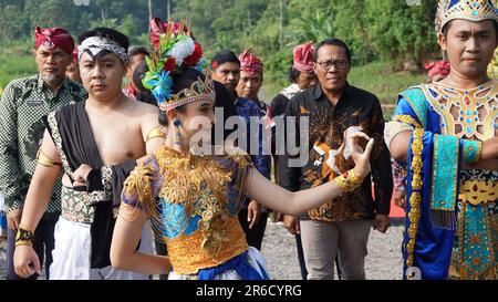 Cérémonie de harinji de NiTi sowan. NiTi Sowan Harinjing est une série de célébrations d'anniversaire de Kediri en prenant l'eau de 7 sources d'eau Banque D'Images