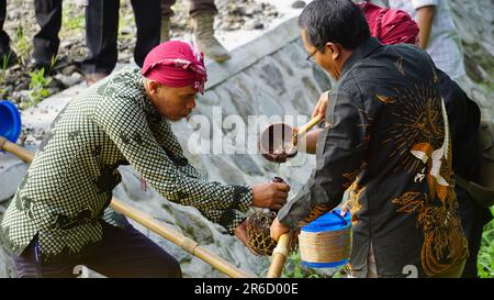 Cérémonie de harinji de NiTi sowan. NiTi Sowan Harinjing est une série de célébrations d'anniversaire de Kediri en prenant l'eau de 7 sources d'eau Banque D'Images