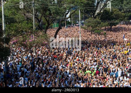 Sao Paulo, Sao Paulo, Brésil. 8th juin 2023. Sao Paulo, 08 juin 2023 Brésil l'édition 31st de la Marche pour Jésus rassemble des millions de personnes dans les rues de Sao Paulo, le matin de 8 juin, vacances de Corpus Christi. Le thème de cette année sera Jésus, gagnant indéfait. La promenade commence à la station de métro Luz, à 10am, et se dirige vers Praça Herois da Forca expedicionário Brasileira, près de Campo de Marte, au nord de Sao Paulo, au Brésil. Au lieu d'arrivée, une mégastructure sera mise en place et recevra de grands noms dans la musique nationale de l'Evangile. Le voyage sera animé par doz Banque D'Images