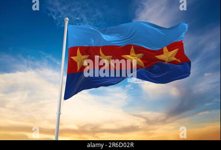 Drapeau officiel du chef des forces de défense malaisiennes de Malaisie sur fond ciel nuageux au coucher du soleil, vue panoramique. Voyage malaisien et patriote concept. Banque D'Images