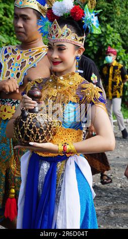 Cérémonie de harinji de NiTi sowan. NiTi Sowan Harinjing est une série de célébrations d'anniversaire de Kediri en prenant l'eau de 7 sources d'eau Banque D'Images