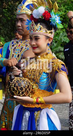 Cérémonie de harinji de NiTi sowan. NiTi Sowan Harinjing est une série de célébrations d'anniversaire de Kediri en prenant l'eau de 7 sources d'eau Banque D'Images