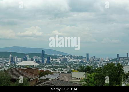 Belle vue sur la ville avec les bâtiments et les montagnes Banque D'Images