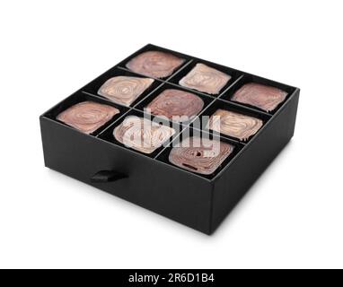 Boîte de délicieux bonbons au chocolat isolés sur du blanc Banque D'Images