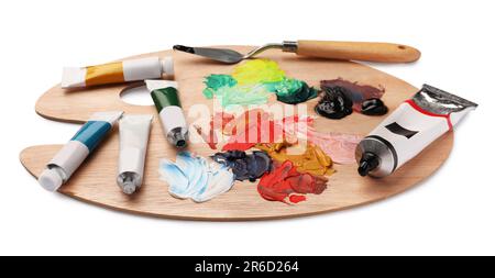 Palette en bois avec peintures à l'huile et couteau à palette sur fond blanc Banque D'Images