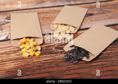 Beaucoup de différentes graines de légumes sur table en bois Banque D'Images