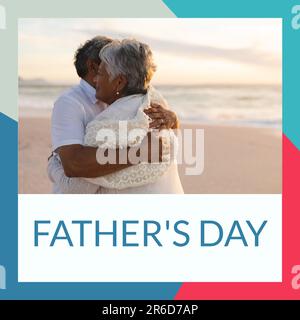 Composite de texte de la fête des pères et couple biracial senior embrassant à la plage sous le ciel pendant le coucher du soleil Banque D'Images