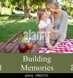 Composite de texte de souvenirs de bâtiment et de la mère caucasienne et fille souriant les uns les autres dans le parc Banque D'Images