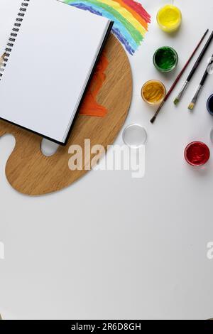Gros plan de peintures, carnets et pinceaux avec espace de copie sur fond blanc. Retour à l'école, art, peinture, matériel scolaire, apprentissage, école et ed Banque D'Images